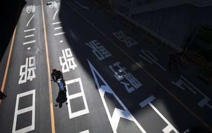 Una motocicleta circula por una carretera de Tokio, Japón.