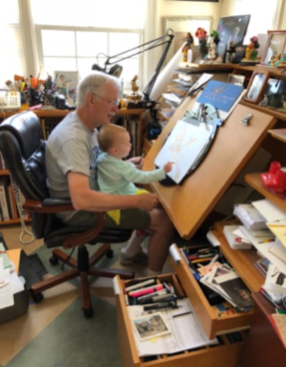 El director John Musker junto a su nieta Lucy en la mesa de dibujo.