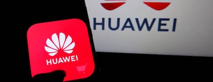 Un teléfono móvil de Huawei, con el logo de la compañía.