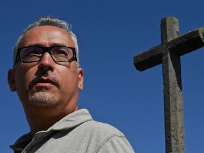 Luis Alberto Gonz&aacute;lex, profesor de religi&oacute;n, gay, casado y ahora expulsado por las autoridades religiosas, en La Laguna (Tenerife).