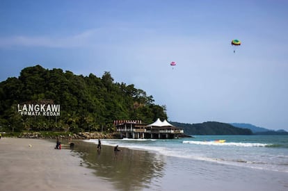 Las playas de Langkawi son de arena blanca o negra y sus aguas, turquesas. En ellas es común la práctica de deportes náuticos.