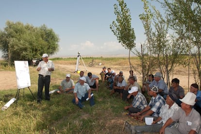 Un especialista de la FAO instruye a agricultores de Kirgicistán en nuevas técnicas de cultivo en Jalal-Abad Oblast. Esta escuela de campo busca diversificar los productos que obtienen los campesinos. 