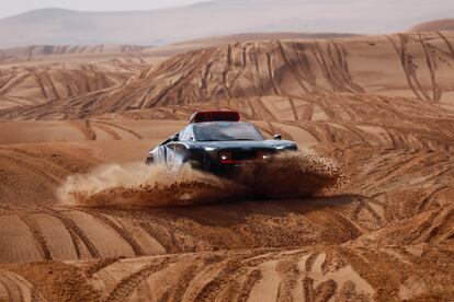 Carlos Sainz, durante la tercera etapa del Rally Dakar, disputada este martes en Al Qaisumah (Arabia Saudí). EFE