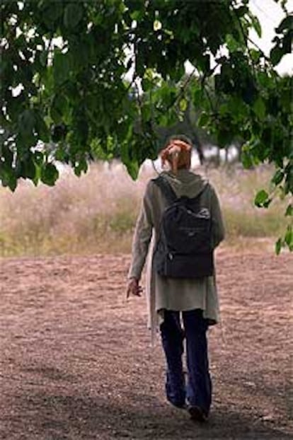 Hadisha, paseando por un parque.