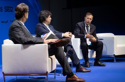 Conferencia 'El agua ya no cae del cielo', con la moderación del redactor jefe de Sociedad de EL PAÍS, Pablo Guimón, y la participación de Gonzalo Delacámara (centro), director del Centro de Agua y Adaptación al Cambio Climático de IE Universidad, y Grammenos Mastrojeni (derecha), diplomático y vicesecretario del área de clima para el Mediterráneo. 