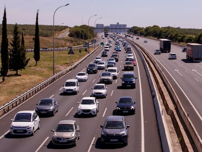 Retenciones en la autovía A-49 a la altura de las localidades sevillanas de Umbrete y Bollullos en dirección a Huelva.