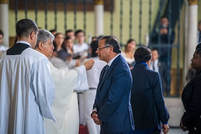 Gustavo Petro durante evento de conmemoración a las víctimas de la toma del palacio de justicia en la catedral Primada en Bogotá, Colombia