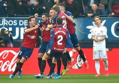 Los jugadores del Osasuna celebran el gol de Unai Garcia (centro) ante el equipo blanco. 