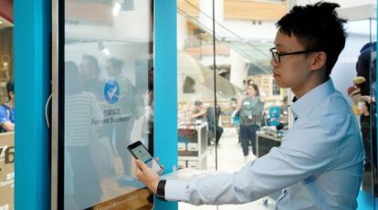 Un ciudadano chino efectúa un pago con Alipay en China.