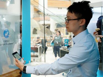 Un ciudadano chino efect&uacute;a un pago con Alipay en China.
