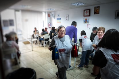 Mamen Román vivió en la calle durante ocho meses y consiguió salir de ella gracias al Ingreso Mínimo Vital, hoy colabora con una de las asociaciones que le daba de comer en ese periodo