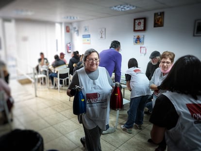 Mamen Román vivió en la calle durante ocho meses y consiguió salir de ella gracias al Ingreso Mínimo Vital, hoy colabora con una de las asociaciones que le daba de comer en ese periodo