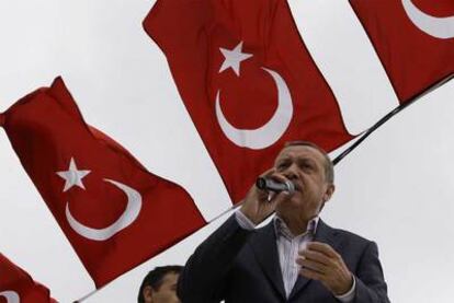 El primer ministro turco durante un mitín para el referéndum constitucional