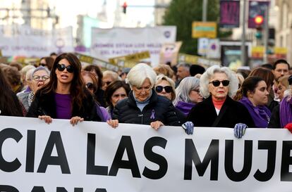 La presentadora Sonia Ferrer (a la izquierda) y la actriz María Paredes (a la derecha) participan en la manifestación convocada por El Foro de Madrid contra la Violencia a las Mujeres en Madrid.