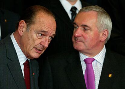 Chirac, junto al primer ministro irlandés, Ahern, en la foto de familia del viernes tras la cumbre de Bruselas.