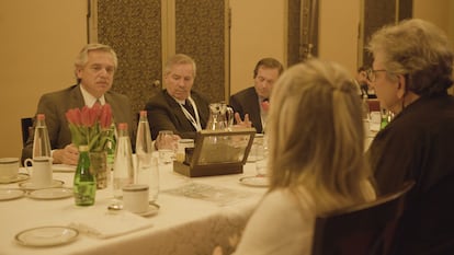 El presidente de Argentina, Alberto Fernández, frente a Shlomo Slutzky, durante su visita a Israel, en 2020.