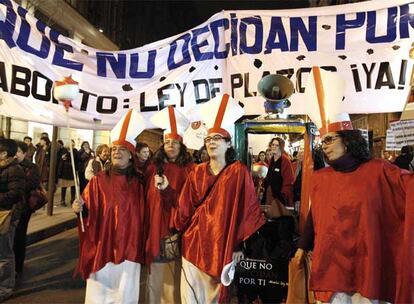 Un grupo de manifestantes reclama, durante el Da Internacional de la Mujer, el pasado marzo, una ley de plazos que regule el aborto.