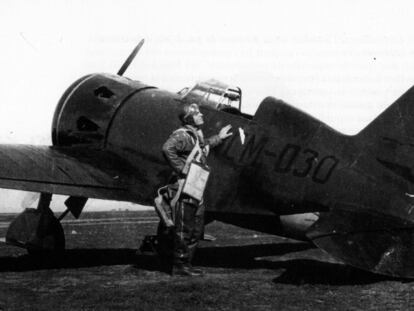 Un caza republicano Mosca, con su piloto. Abajo, en silueta, el aviador Juan Ramoneda.