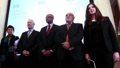 De izquierda a derecha, los verificadores Aracelly Santana, Chris Maccabe, Ram Manikkalingam, Ronnie Kasrils y  Fleur Ravensbergen.