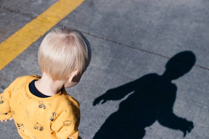 Un niño pasea por la calle.