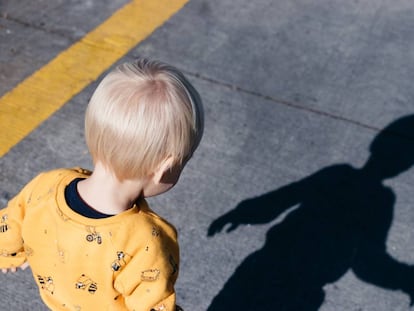 Un niño pasea por la calle.