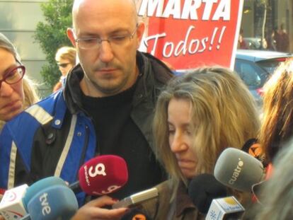 Eva Casanueva, la madre de Marta del Castillo, atiende esta mañana a los periodistas a las puertas de los juzgados.