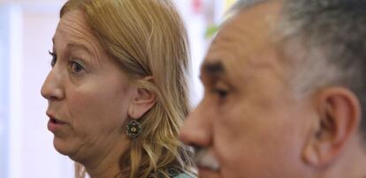 La consejera de Presidencia y portavoz del Gobierno catalán, Neus Munté, y el secretario general de la UGT, Josep María Álvarez, hoy, en Madrid.