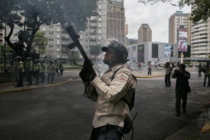 La policía impide que una marcha de la oposición venezolana llegue al centro de Caracas.