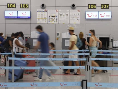 Turistas regresando ayer a Alemania desde el aeropuerto de Mallorca.