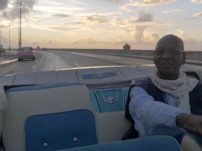 El músico maliense Boncana Maïga, en el Malecón (La Habana), en una imagen del documental 'África mía'. ÉDOUARD SALIER