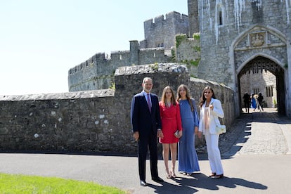 Los reyes Felipe y Letizia posan junto a sus hijas, la princesa Leonor y la infanta Sofía, a las puertas del UWC Atlantic College de Gales (Reino Unido).
