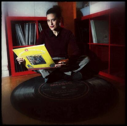 Luc&iacute;a Casani, directora de La Casa Encendida, en la tienda Rotor Discos. 