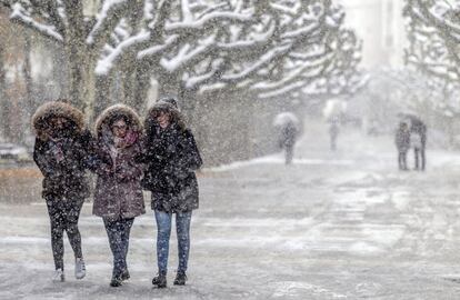 Varias personas caminan entre la nieve en Burgos. 