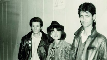 Nacho Canut, Ana Curra y Carlos Berlanga en los camerinos del concierto homenaje a Canito, en Caminos, febrero de 1980