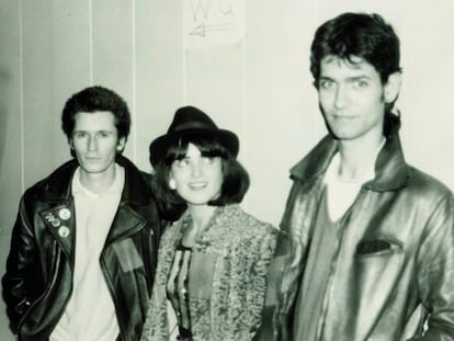 Nacho Canut, Ana Curra y Carlos Berlanga en los camerinos del concierto homenaje a Canito, en Caminos, febrero de 1980