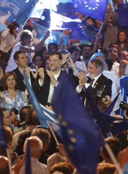 Rajoy y Mayor Oreja, en el mitin de cierre de campaña.