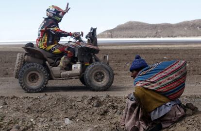 El piloto boliviano Walter Nosiglia durante la octava etapa del Rally Dakar entre Uyuni (Bolivia) y Calama (Chile).