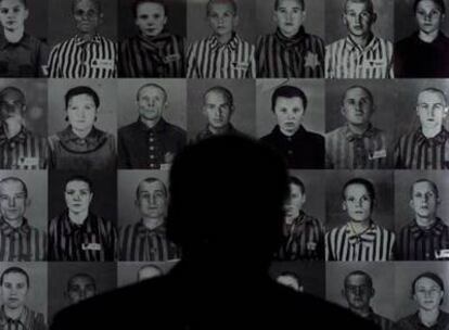 Mural de fotos de judíos húngaros en el Museo del Holocausto de Jerusalén.
