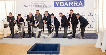 Acto de colocaci&oacute;n de la primera piedra de la nueva planta de Ybarra.