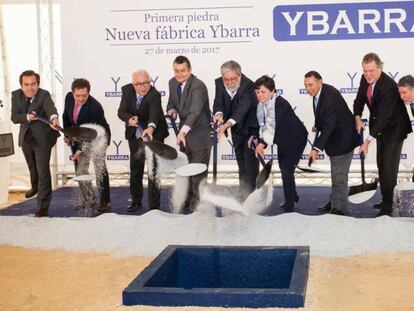 Acto de colocaci&oacute;n de la primera piedra de la nueva planta de Ybarra.