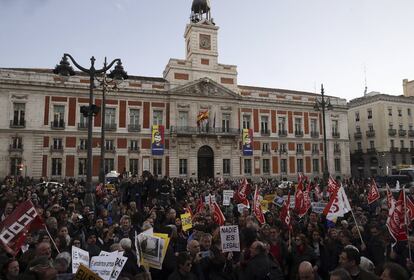 La madrileña Puerta del Sol se ha convertido en el escenario de una concentración multitudinaria. Los convocantes han denunciado que la UE trata a los refugiados "como moneda de cambio con el Gobierno de Turquía".