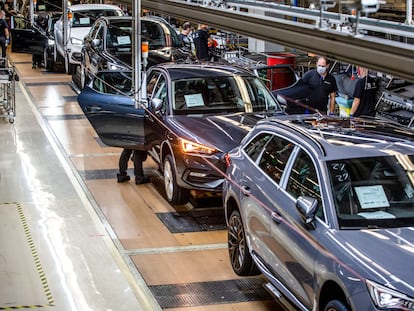 Línea de ensamblaje de Cupra Formentor en la planta de Seat Martorell, Barcelona.