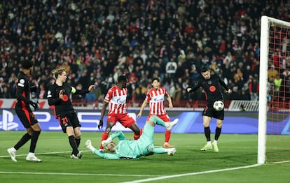 Robert Lewandowski marcando su segundo gol ante el Estrella Roja