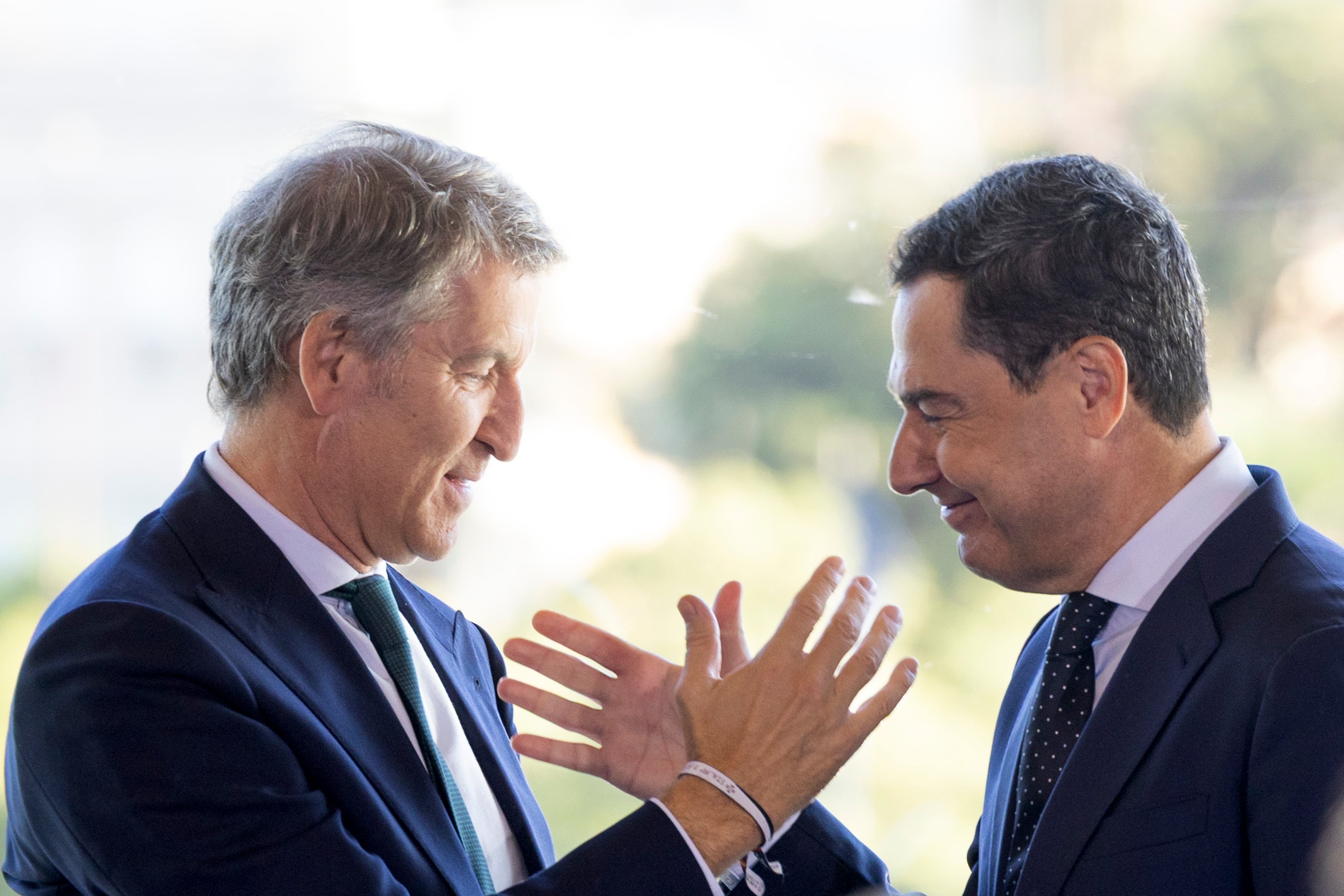 El líder del PP, Alberto Núñez Feijóo (i) y el presidente de la Junta de Andalucía, Juanma Moreno Bonilla (d),  este miércoles en Sevilla.