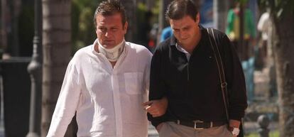 El conductor (izquierda) del todoterreno que provocó el accidente.