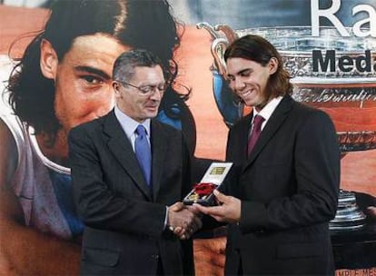 Rafael Nadal recibe la medalla de Alberto Ruiz-Gallardón.