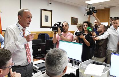 El juez Javier Muñiz Tejerina explica los resultados del recuento oficial realizado en León.