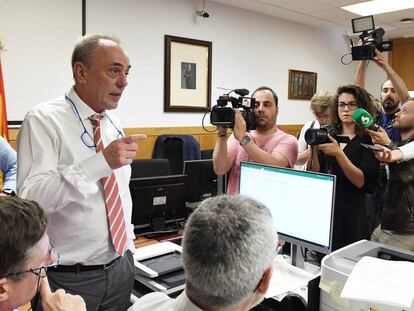 El juez Javier Muñiz Tejerina explica los resultados del recuento oficial realizado en León.