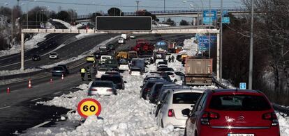 Vehículos atrapados por la nieve ayer en el kilómetro 58 de la madrileña M-40 en las inmediaciones del acceso a la M607.