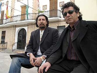 José Campos (izquierda) y Amaro Carmona, ayer, en la plaza del Ayuntamiento de Santa Fe.